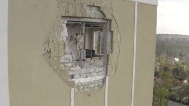 Bucha şehrinde bombalanmış modern bir konut binası. Havadan. Ukrayna 'da savaş. Rus saldırganlığı. Bombalardan yıkılan apartman daireleri.