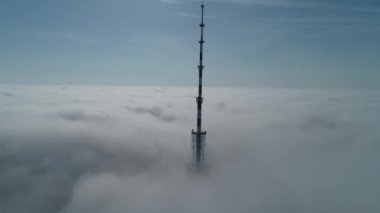 Kyiv TV kulesi siste. Kyiv 'de radyo ve video yayını için büyük bir anten. Havadan. Sisin içinde sabah.