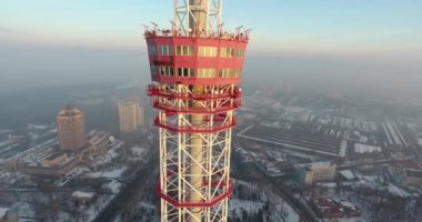 Kyiv TV kulesi siste. Kyiv 'de radyo ve video yayını için büyük bir anten. Havadan. Sisin içinde sabah.