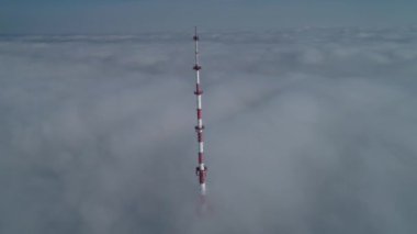 Kyiv TV kulesi siste. Kyiv 'de radyo ve video yayını için büyük bir anten. Havadan. Sisin içinde sabah.