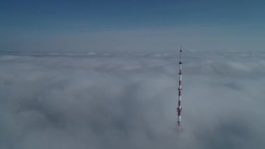 Kyiv TV kulesi siste. Kyiv 'de radyo ve video yayını için büyük bir anten. Havadan. Sisin içinde sabah.