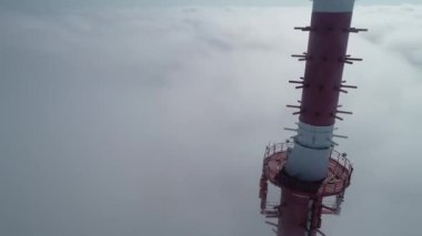 Kyiv TV kulesi siste. Kyiv 'de radyo ve video yayını için büyük bir anten. Havadan. Sisin içinde sabah.