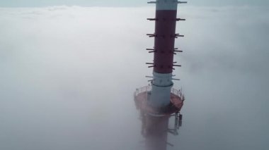 Kyiv TV kulesi siste. Kyiv 'de radyo ve video yayını için büyük bir anten. Havadan. Sisin içinde sabah.