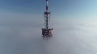 Kyiv TV kulesi siste. Kyiv 'de radyo ve video yayını için büyük bir anten. Havadan. Sisin içinde sabah.