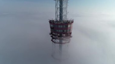 Kyiv TV kulesi siste. Kyiv 'de radyo ve video yayını için büyük bir anten. Havadan. Sisin içinde sabah.