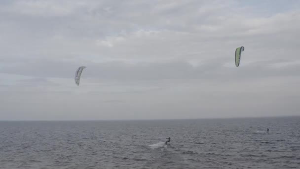 Los Atletas Montan Cometas Surfin Mar Kiev Verano Clima Ventoso — Vídeo de stock