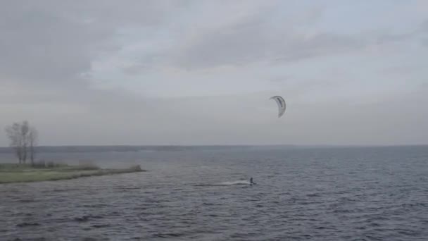 Sportler Fahren Kitesurfen Kiewer Meer Sommer Windiges Wetter Wettbewerb Farbige — Stockvideo