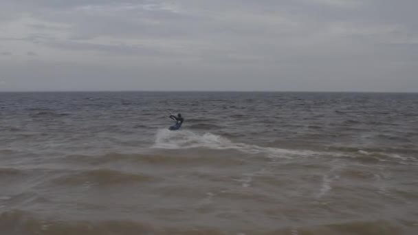 运动员们骑风筝冲浪板 基辅海夏天 多风的天气竞争 彩色的帆 乌克兰 Kyiv — 图库视频影像