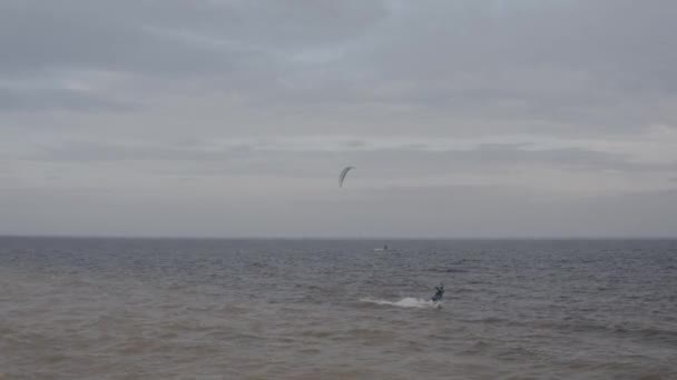 Sportler Fahren Kitesurfen Kiewer Meer Sommer Windiges Wetter Wettbewerb Farbige — Stockvideo