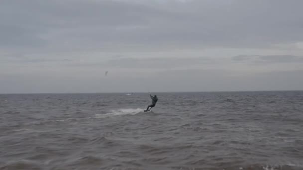 Idrottare Rider Kitesurfing Kievhavet Sommar Vädret Blåste Konkurrens Färgade Segel — Stockvideo