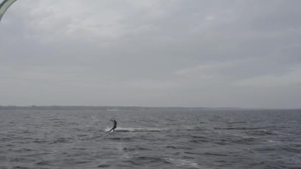 Sportler Fahren Kitesurfen Kiewer Meer Sommer Windiges Wetter Wettbewerb Farbige — Stockvideo