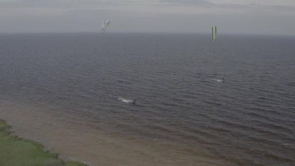 Atletas Montam Kitesurf Mar Kiev Verão Tempo Ventoso Competição Velas — Vídeo de Stock