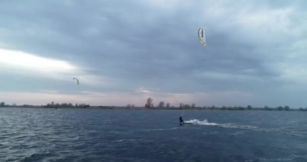 Gli Atleti Cavalcano Kite Surfin Mare Kiev Estate Tempo Ventoso — Video Stock