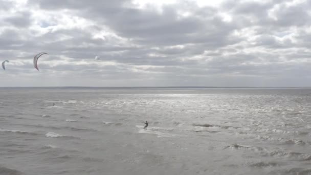 Los Atletas Montan Cometas Surfin Mar Kiev Verano Clima Ventoso — Vídeos de Stock