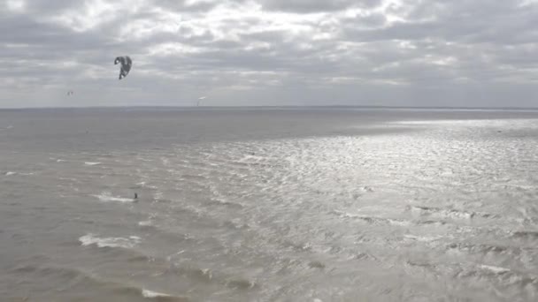 Gli Atleti Cavalcano Kite Surfin Mare Kiev Estate Tempo Ventoso — Video Stock