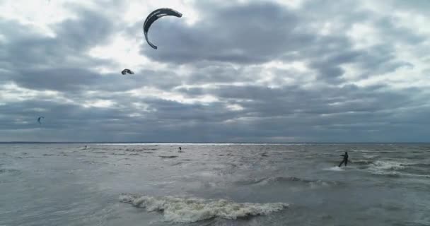 Los Atletas Montan Cometas Surfin Mar Kiev Verano Clima Ventoso — Vídeo de stock