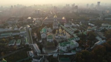  Ulusal Kyiv-Pechersk Tarihi Kültürel Koruma Alanı. Havadan. Ukrayna. Kyiv. Yaz. Gün batımı