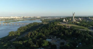 Kyiv 'in merkezinde modern bir yerleşim yeri. Gökdelenler. Ukrayna. Yaz sabahı. Havadan.