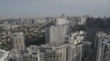 Kyiv 'in merkezinde modern bir yerleşim yeri. Gökdelenler. Ukrayna. Yaz sabahı. Havadan. 