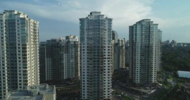 Kyiv 'in merkezinde modern bir yerleşim yeri. Gökdelenler. Ukrayna. Yaz sabahı. Havadan. 