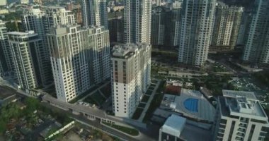 Kyiv 'in merkezinde modern bir yerleşim yeri. Gökdelenler. Ukrayna. Yaz sabahı. Havadan. 