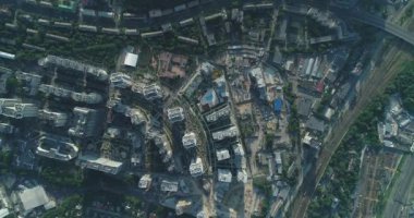 Kyiv 'in merkezinde modern bir yerleşim yeri. Gökdelenler. Ukrayna. Yaz sabahı. Havadan. 