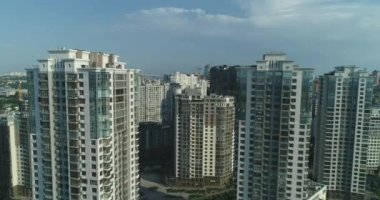 Kyiv 'in merkezinde modern bir yerleşim yeri. Gökdelenler. Ukrayna. Yaz sabahı. Havadan. 