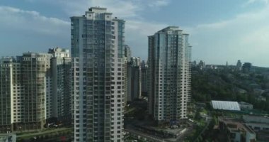 Kyiv 'in merkezinde modern bir yerleşim yeri. Gökdelenler. Ukrayna. Yaz sabahı. Havadan. 