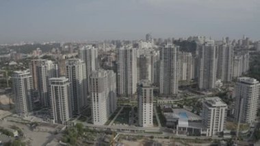 Kyiv 'in merkezinde modern bir yerleşim yeri. Gökdelenler. Ukrayna. Yaz sabahı. Havadan. 