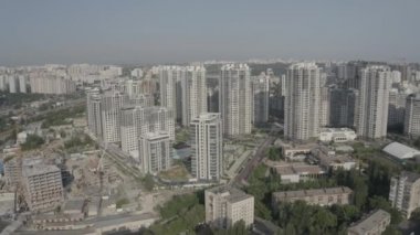 Kyiv 'in merkezinde modern bir yerleşim yeri. Gökdelenler. Ukrayna. Yaz sabahı. Havadan. 