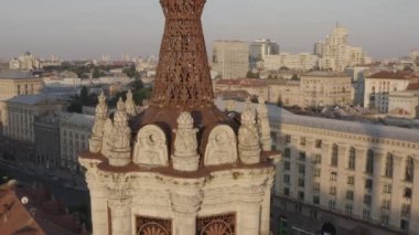 Kyiv şehir merkezindeki Khreschatyk ana caddesi. Ukrayna. Avrupa. Trafik ve yayalar var. Yaz. Havadan