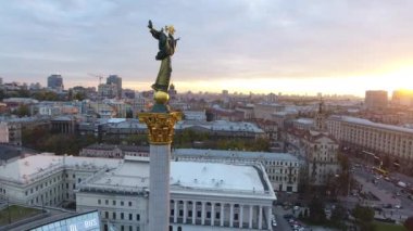 Independence Meydanı 'ndaki ana çelik. Ukrayna 'nın özgürlük sembolü. Şehir merkezi. Kyiv. Havadan