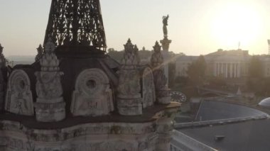 Independence Meydanı 'ndaki ana çelik. Ukrayna 'nın özgürlük sembolü. Şehir merkezi. Kyiv. Havadan