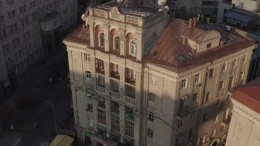 Kyiv şehir merkezindeki Khreschatyk ana caddesi. Ukrayna. Avrupa. Trafik ve yayalar var. Yaz. Havadan