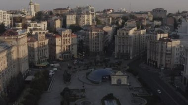 Meydan Meydanı ya da Maydan Nezalezhnosti 'nin merkezinde, Kyiv' deki Independence Meydanı 'ndaki Bağımsızlık Anıtı heykelinin yanında. Ukrayna. Havadan. Yaz