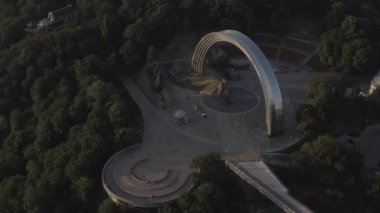 Yaya köprüsü. Kyiv 'in kartviziti. Modern şehir. Yaz. Havadan. Ukrayna. İnsanların.