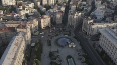 Meydan Meydanı ya da Maydan Nezalezhnosti 'nin merkezinde, Kyiv' deki Independence Meydanı 'ndaki Bağımsızlık Anıtı heykelinin yanında. Ukrayna. Havadan. Yaz
