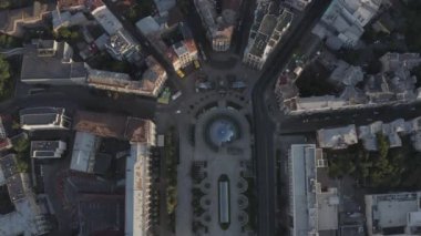 Meydan Meydanı ya da Maydan Nezalezhnosti 'nin merkezinde, Kyiv' deki Independence Meydanı 'ndaki Bağımsızlık Anıtı heykelinin yanında. Ukrayna. Havadan. Yaz