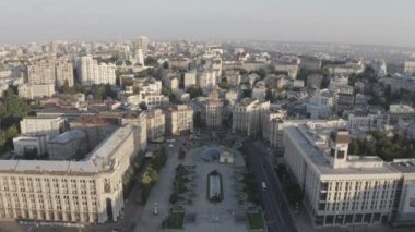 Meydan Meydanı ya da Maydan Nezalezhnosti 'nin merkezinde, Kyiv' deki Independence Meydanı 'ndaki Bağımsızlık Anıtı heykelinin yanında. Ukrayna. Havadan. Yaz