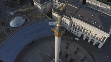 Independence Meydanı 'ndaki ana çelik. Ukrayna 'nın özgürlük sembolü. Şehir merkezi. Kyiv. Havadan