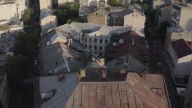 Meydan Meydanı ya da Maydan Nezalezhnosti 'nin merkezinde, Kyiv' deki Independence Meydanı 'ndaki Bağımsızlık Anıtı heykelinin yanında. Ukrayna. Havadan. Yaz