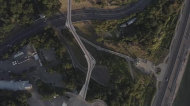 Yaya köprüsü. Kyiv 'in kartviziti. Modern şehir. Yaz. Havadan. Ukrayna. İnsanların.