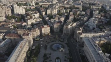 Meydan Meydanı ya da Maydan Nezalezhnosti 'nin merkezinde, Kyiv' deki Independence Meydanı 'ndaki Bağımsızlık Anıtı heykelinin yanında. Ukrayna. Havadan. Yaz