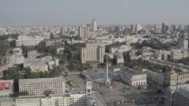 Meydan Meydanı ya da Maydan Nezalezhnosti 'nin merkezinde, Kyiv' deki Independence Meydanı 'ndaki Bağımsızlık Anıtı heykelinin yanında. Ukrayna. Havadan. Yaz