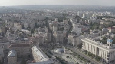 Meydan Meydanı ya da Maydan Nezalezhnosti 'nin merkezinde, Kyiv' deki Independence Meydanı 'ndaki Bağımsızlık Anıtı heykelinin yanında. Ukrayna. Havadan. Yaz