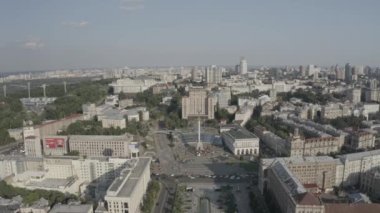 Meydan Meydanı ya da Maydan Nezalezhnosti 'nin merkezinde, Kyiv' deki Independence Meydanı 'ndaki Bağımsızlık Anıtı heykelinin yanında. Ukrayna. Havadan. Yaz