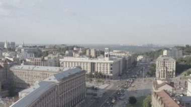 Meydan Meydanı ya da Maydan Nezalezhnosti 'nin merkezinde, Kyiv' deki Independence Meydanı 'ndaki Bağımsızlık Anıtı heykelinin yanında. Ukrayna. Havadan. Yaz