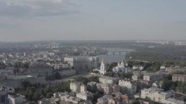 Hava görüntüsü. Michael 'ın Kyiv' deki Mikhailovskaya Meydanı 'ndaki Altın Kubbe Manastırı. Şehir merkezi.
