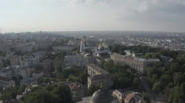 Hava görüntüsü. Michael 'ın Kyiv' deki Mikhailovskaya Meydanı 'ndaki Altın Kubbe Manastırı. Şehir merkezi.