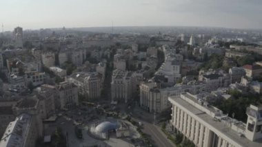 Meydan Meydanı ya da Maydan Nezalezhnosti 'nin merkezinde, Kyiv' deki Independence Meydanı 'ndaki Bağımsızlık Anıtı heykelinin yanında. Ukrayna. Havadan. Yaz
